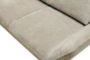 Nahaufnahme eines beigen Longchair-Sofas mit weicher Polsterung, von oben betrachtet.