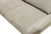 Nahaufnahme eines beigen Longchair-Sofas mit weicher Polsterung, von oben betrachtet.