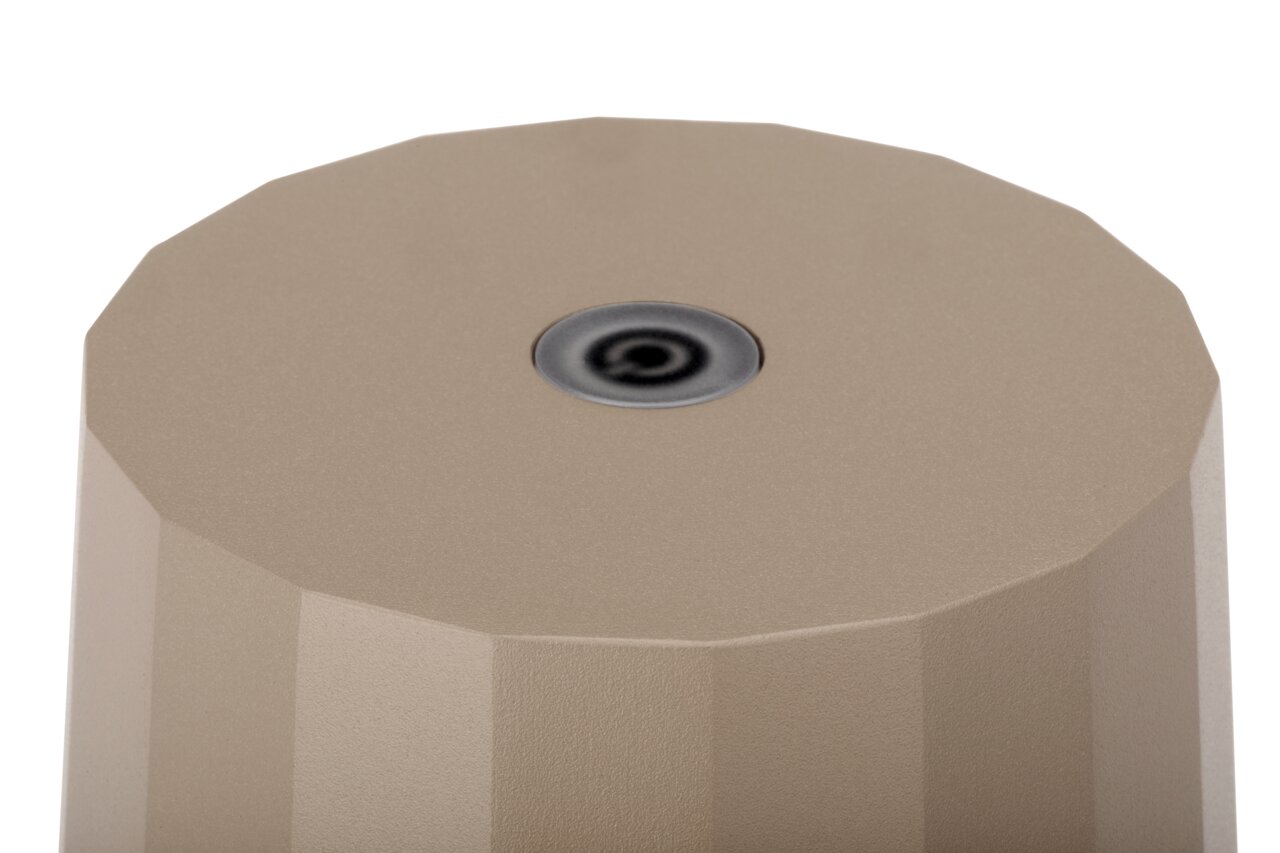 Nahaufnahme der Oberseite einer Akku-Tischleuchte in Beige mit einem zentralen Knopf.