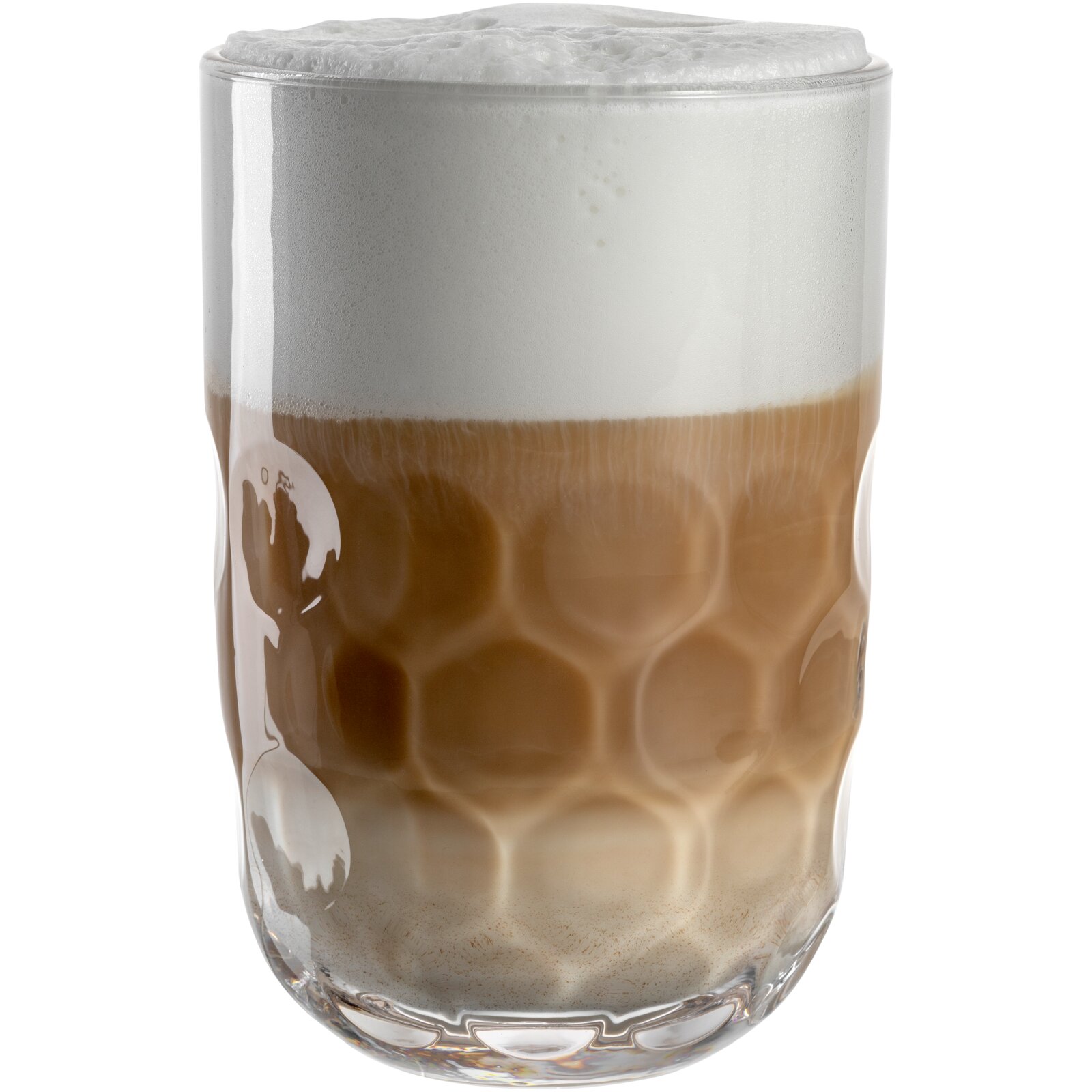 Nahaufnahme eines 390ml Glases mit Wabenmuster, gefüllt mit einem Latte Macchiato, von der Seite betrachtet.