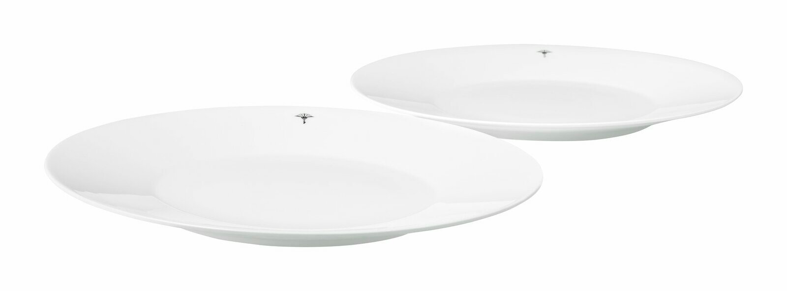 Zwei weiße Speiseteller mit dezentem Logo, seitliche Perspektive