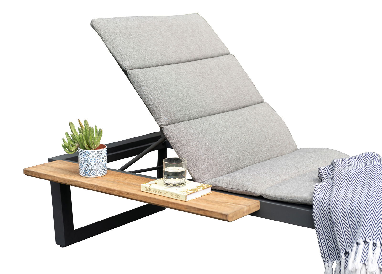 Seitliche Ansicht einer grauen Liege mit gepolstertem Kopfteil, einem Holztisch mit Kaktus, Glas Wasser und Buch.