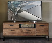 TV-Lowboard MANHATTAN aus Holz mit Metallakzenten, frontal fotografiert, mit Schubladen und Stauraum, darauf ein moderner Flachbildfernseher.