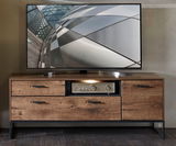 TV-Lowboard MANHATTAN aus Holz mit Metallakzenten, frontal fotografiert, mit Schubladen und Stauraum, darauf ein moderner Flachbildfernseher.
