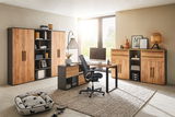Moderne Büromöbel in Holzoptik mit Schreibtisch, Aktenschränken und Regalen, seitliche Perspektive