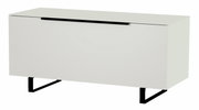 Modernes TV-Lowboard in Weiß mit schwarzem Griff und Metallbeinen, seitliche Perspektive