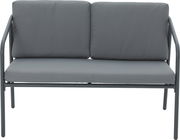 Gartenlounge mit grauem Metallrahmen und grauen Kissen, Frontalansicht