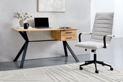Moderner Schreibtisch mit Holzplatte und schwarzen Metallbeinen, seitlich mit Schubladen, aus der Perspektive von vorne rechts fotografiert. Daneben steht ein gepolsterter Bürostuhl auf einem Teppich.
