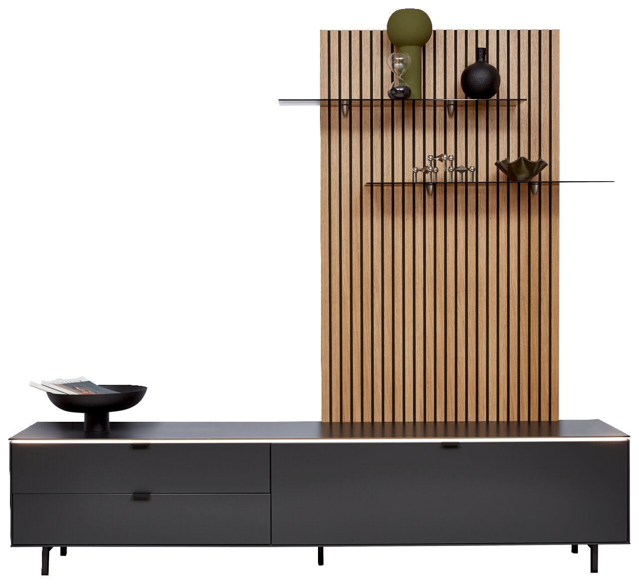 Modernes Aufsatzpaneel mit Holzlamellen und schwarzen Regalen, frontal betrachtet.