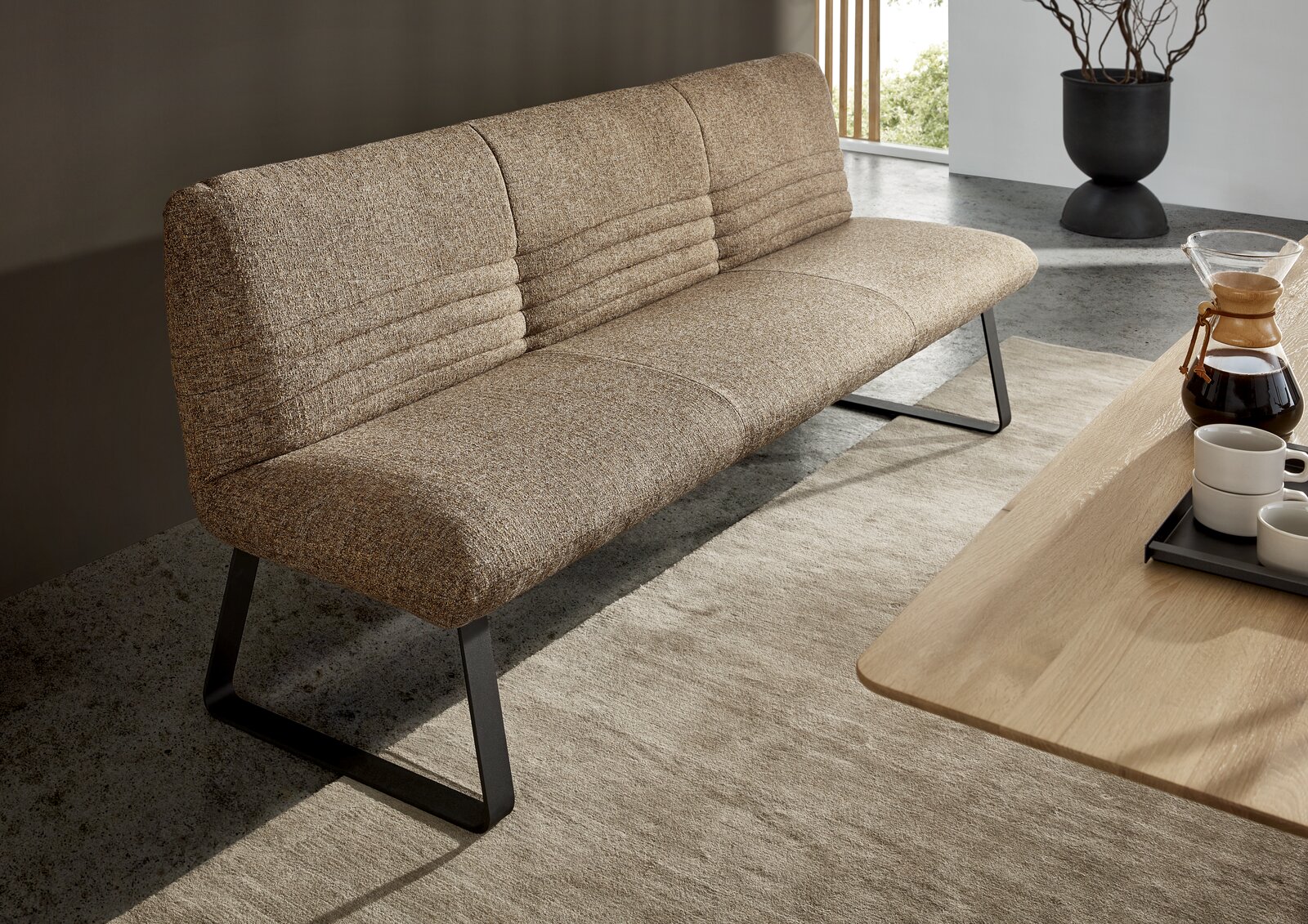 Dieter Knoll Sitzbank MIGUEL Sitzbank aus braunem Stoff mit schwarzem Metallgestell, seitliche Perspektive