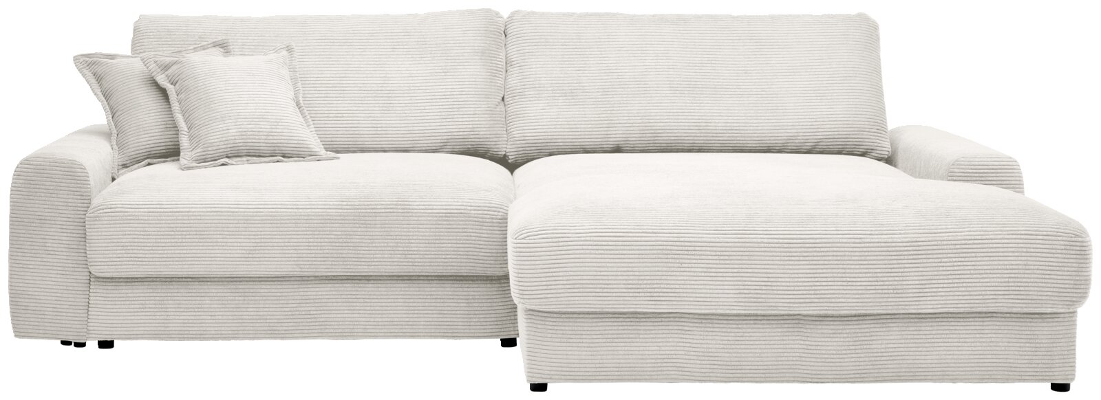 Beiges Cord-Ecksofa mit Recamiere rechts, breiten Armlehnen und zwei Zierkissen, frontal aus leicht erhöhter Perspektive vor weißem Hintergrund.