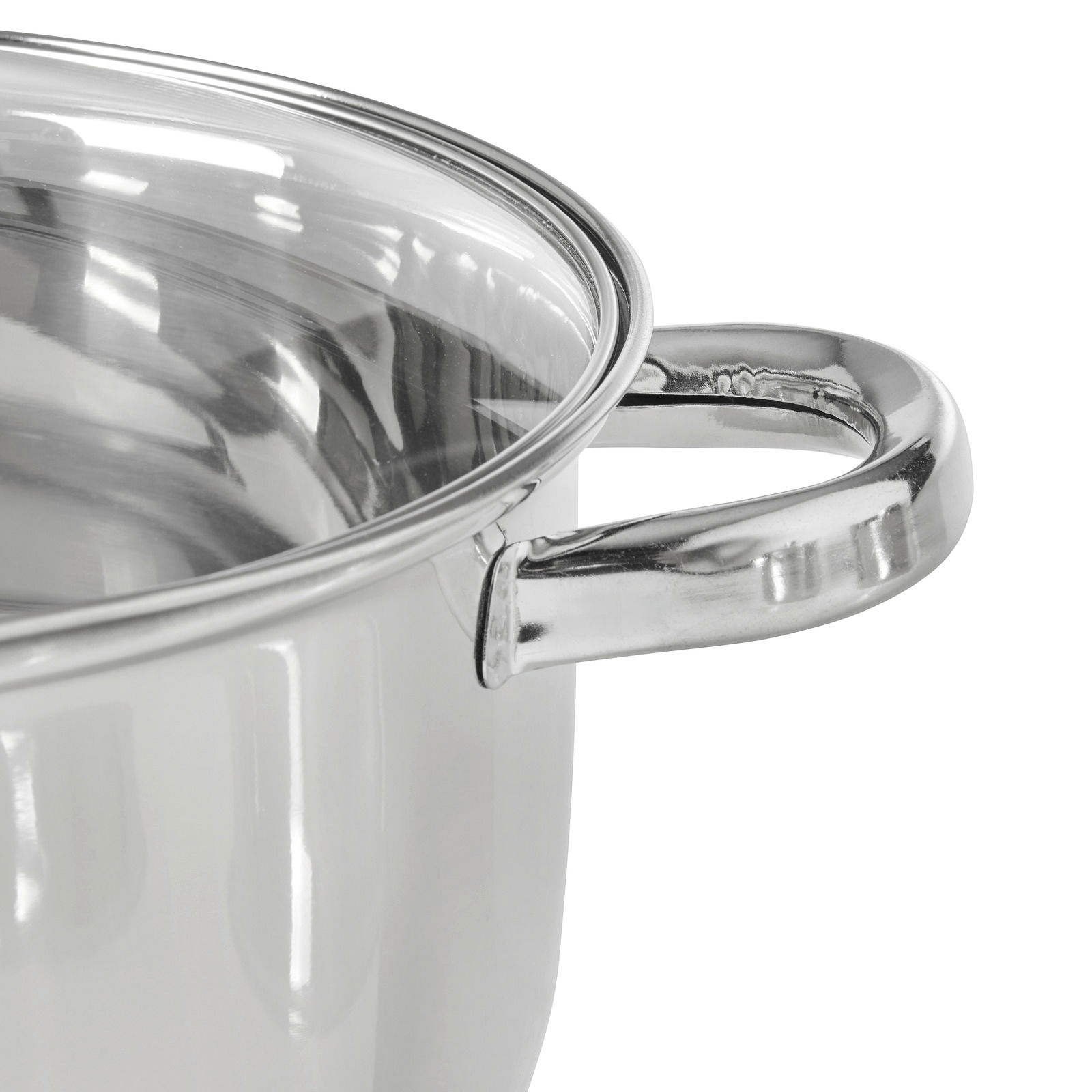 Nahaufnahme eines glänzenden Edelstahltopfs mit Griff, seitliche Perspektive