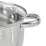 Nahaufnahme eines glänzenden Edelstahltopfs mit Griff, seitliche Perspektive