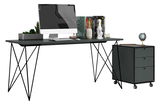 Moderner Schreibtisch mit schwarzem Metallgestell, Computer, Büchern und Dekorationen, seitliche Perspektive