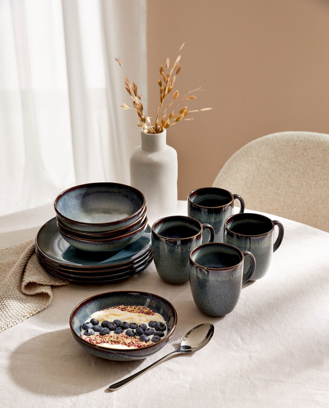 Like by Villeroy & Boch Frühstücks-Set 12tlg. LAVE GRIS Frühstücks-Set 12-tlg. mit Tellern, Schalen und Tassen in einer eleganten, modernen Tischdekoration, seitliche Perspektive