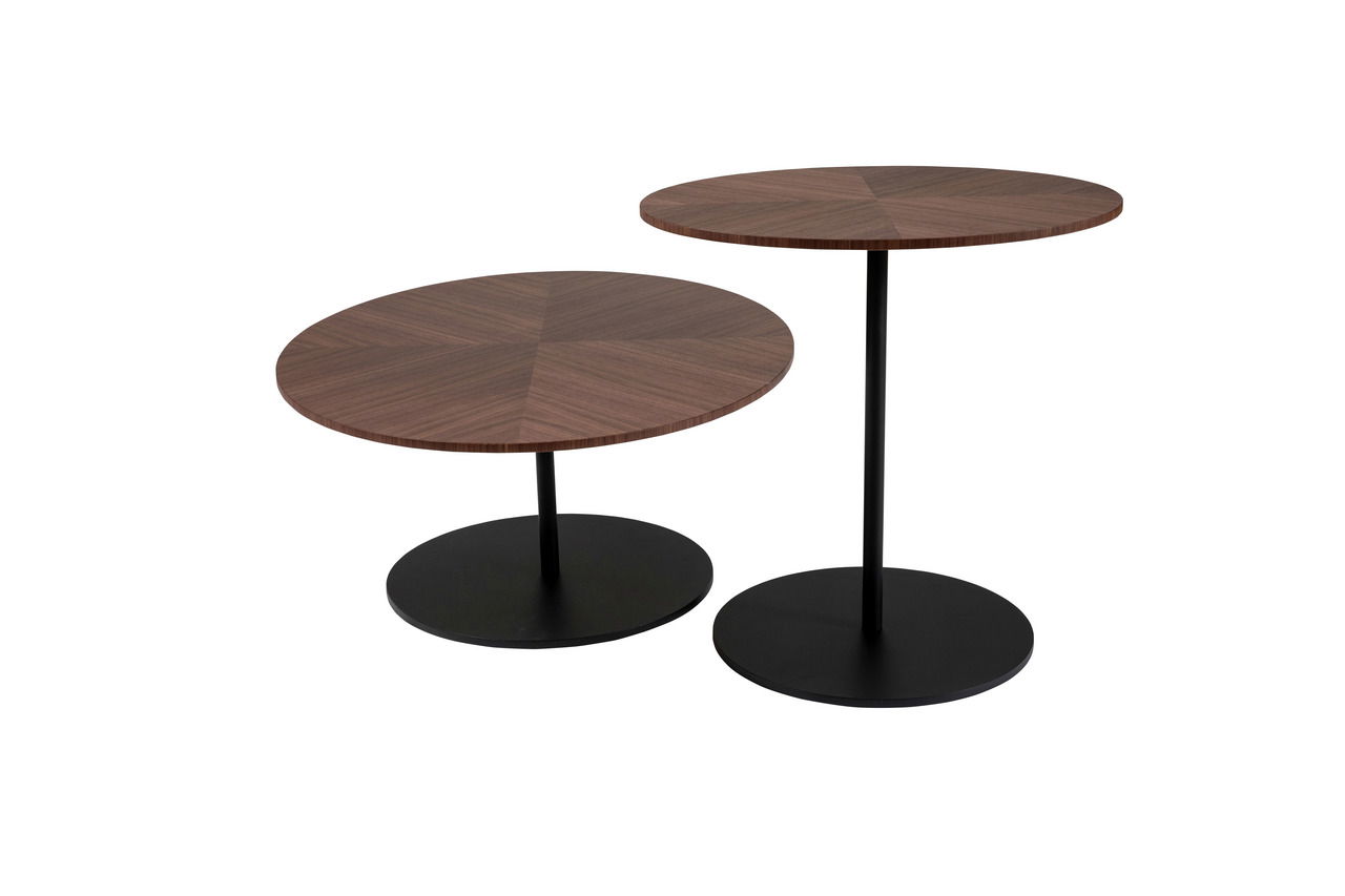 Zwei ovale Beistelltische mit dunkler Holzoberfläche und schwarzem Metallgestell, seitliche Perspektive.