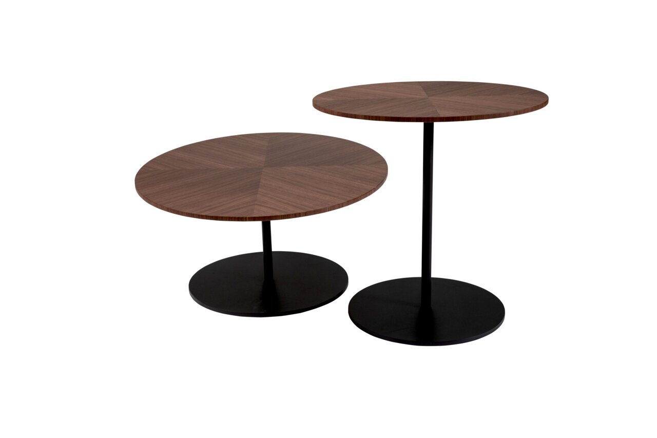 Zwei ovale Beistelltische mit dunkler Holzoberfläche und schwarzem Metallgestell, seitliche Perspektive.