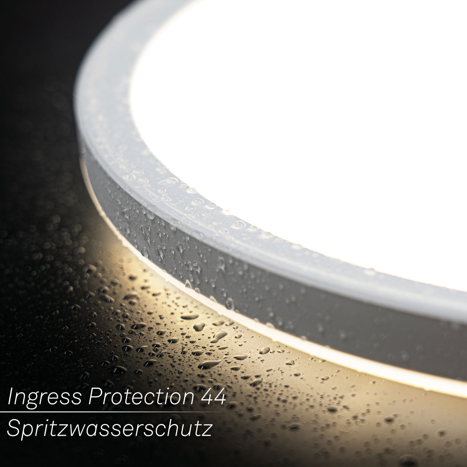 Nahaufnahme einer LED-Deckenleuchte mit Wassertropfen auf der Oberfläche, seitliche Perspektive, Spritzwasserschutz IP44