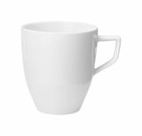 Weiße Tasse mit Henkel, seitliche Perspektive