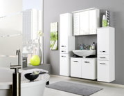 Moderner weißer Waschbeckenunterschrank in einem stilvollen Badezimmer, frontal betrachtet.