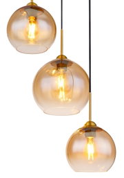 Drei moderne Hängeleuchten mit goldfarbenen, kugelförmigen Glasschirmen, die warmes Licht ausstrahlen. Perspektive von der Seite.