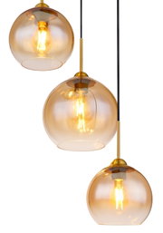 Drei moderne Hängeleuchten mit goldfarbenen, kugelförmigen Glasschirmen, die warmes Licht ausstrahlen. Perspektive von der Seite.