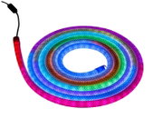 Mehrfarbig leuchtendes LED-Lichtkabel mit geflochtener Ummantelung, spiralförmig aufgewickelt und aus schräger Draufsicht vor weißem Hintergrund dargestellt
