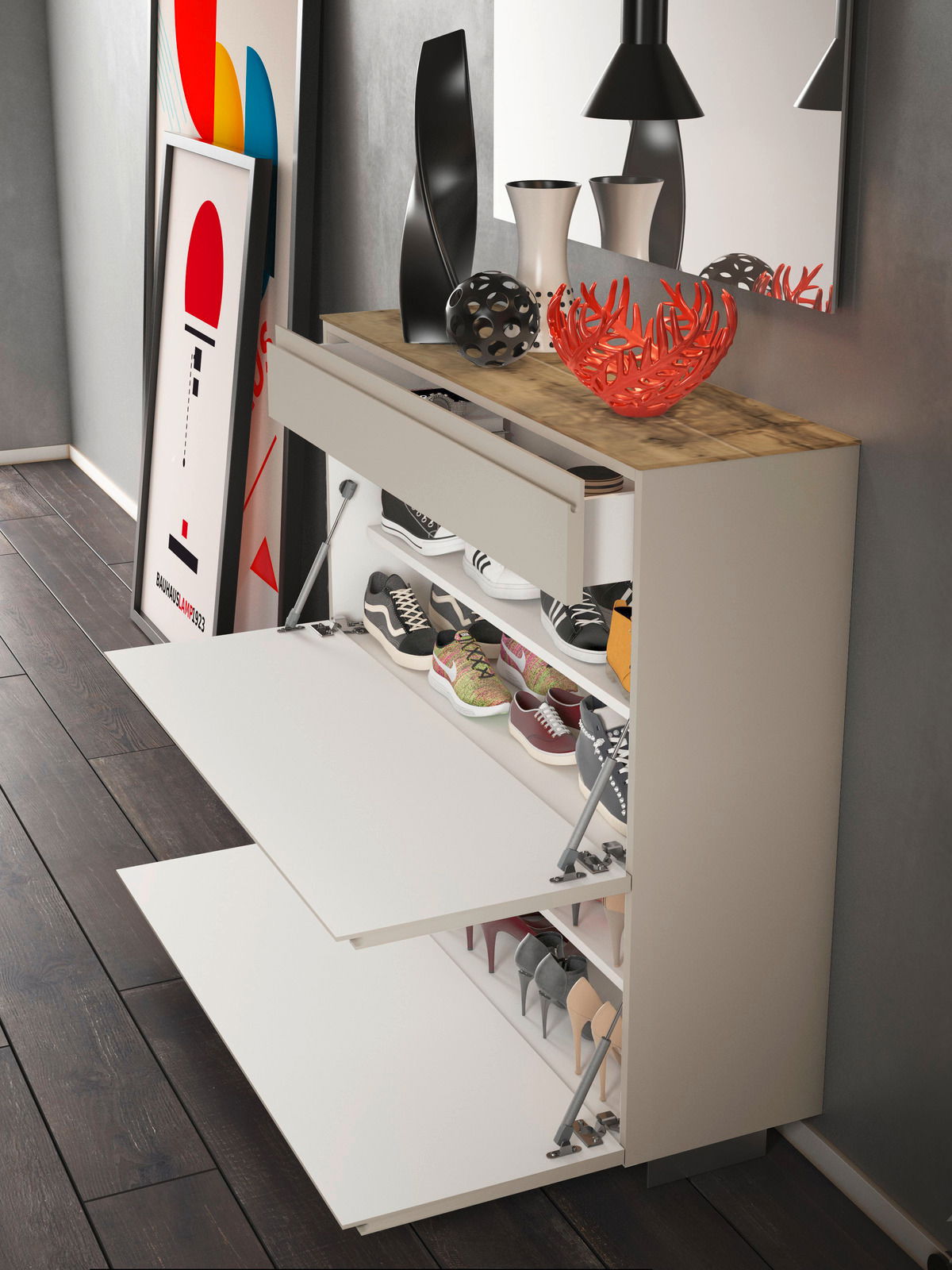 Moderner Hängeschuhschrank mit zwei Klappen und einer Schublade, gefüllt mit verschiedenen Schuhen, aus seitlicher Perspektive fotografiert. Dekorative Objekte auf der Holzoberfläche.