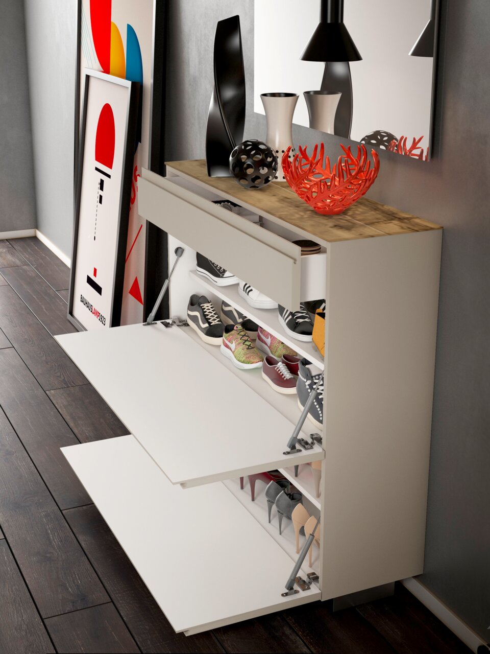 Moderner Hängeschuhschrank mit zwei Klappen und einer Schublade, gefüllt mit verschiedenen Schuhen, aus seitlicher Perspektive fotografiert. Dekorative Objekte auf der Holzoberfläche.