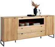 Licht eikenhouten dressoir met twee kastdeuren, open vak en drie lades op zwart metalen poten, gefotografeerd in vooraanzicht licht schuin van links, met decoratie bovenop