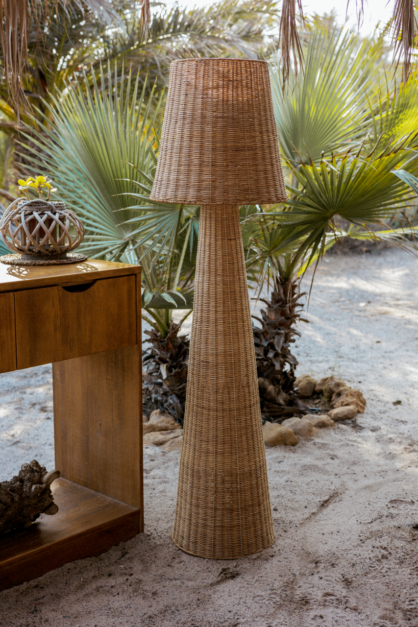 New Garden Akku-Outdoor-Stehleuchte LOLA Akku-Outdoor-Stehleuchte aus Rattan in einem tropischen Garten, seitliche Perspektive