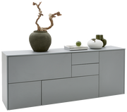 Modernes graues Sideboard mit dekorativen Vasen und Büchern, seitliche Perspektive