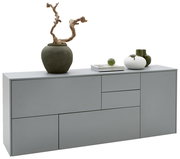 Modernes graues Sideboard mit dekorativen Vasen und Büchern, seitliche Perspektive