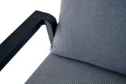 Close-up van een grijze Comfort Plus-stapelstoel met zwarte armleuningen, gezien van bovenaf.