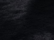 Nahaufnahme eines schwarzen Fellteppichs mit weicher Textur