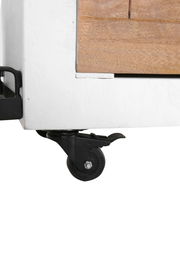 Nahaufnahme eines Barwagens mit schwarzem Rad und Holzdetail, seitliche Perspektive