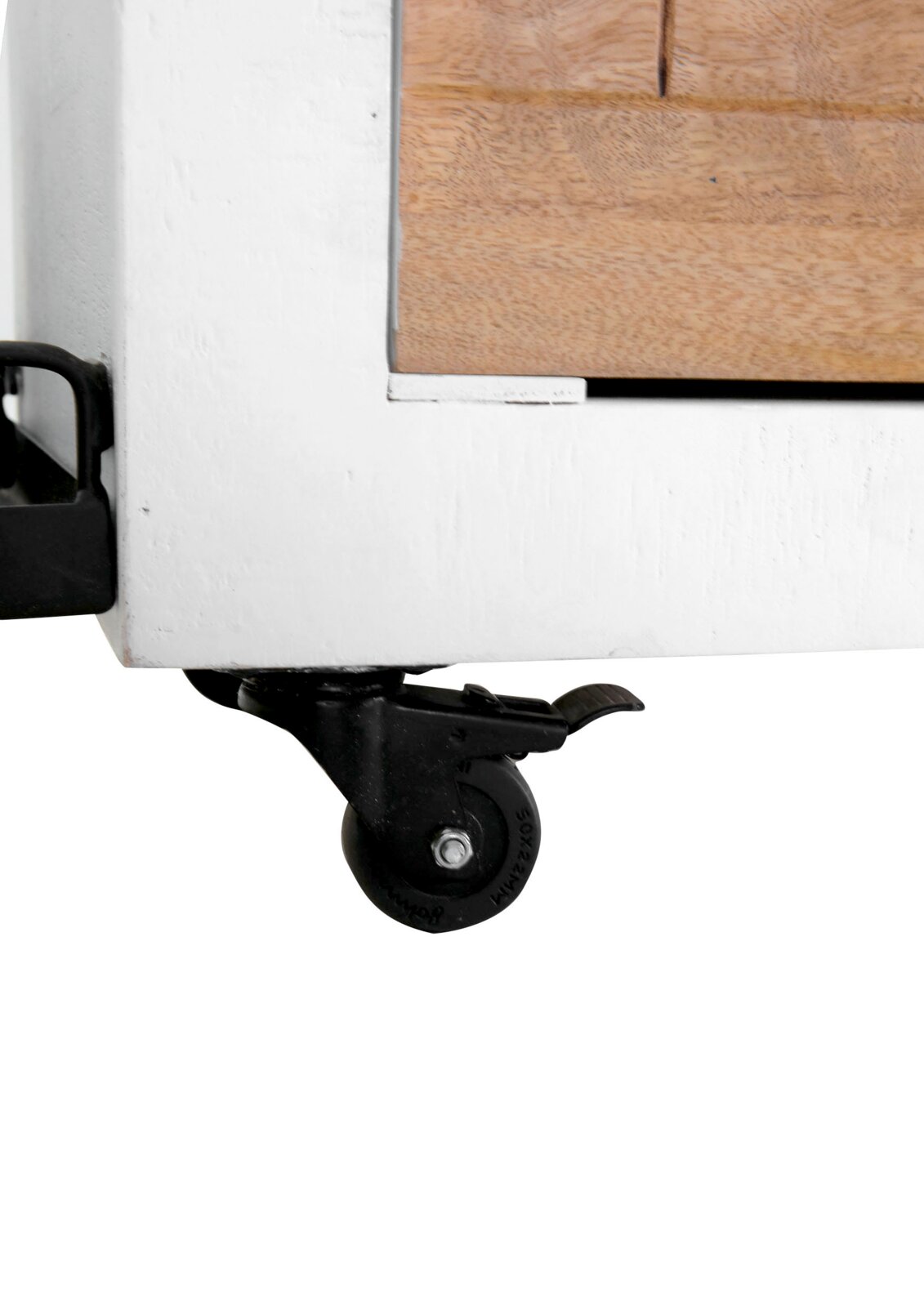 Close-up van een barwagen met een zwart wiel en houten details, gezien vanaf de zijkant