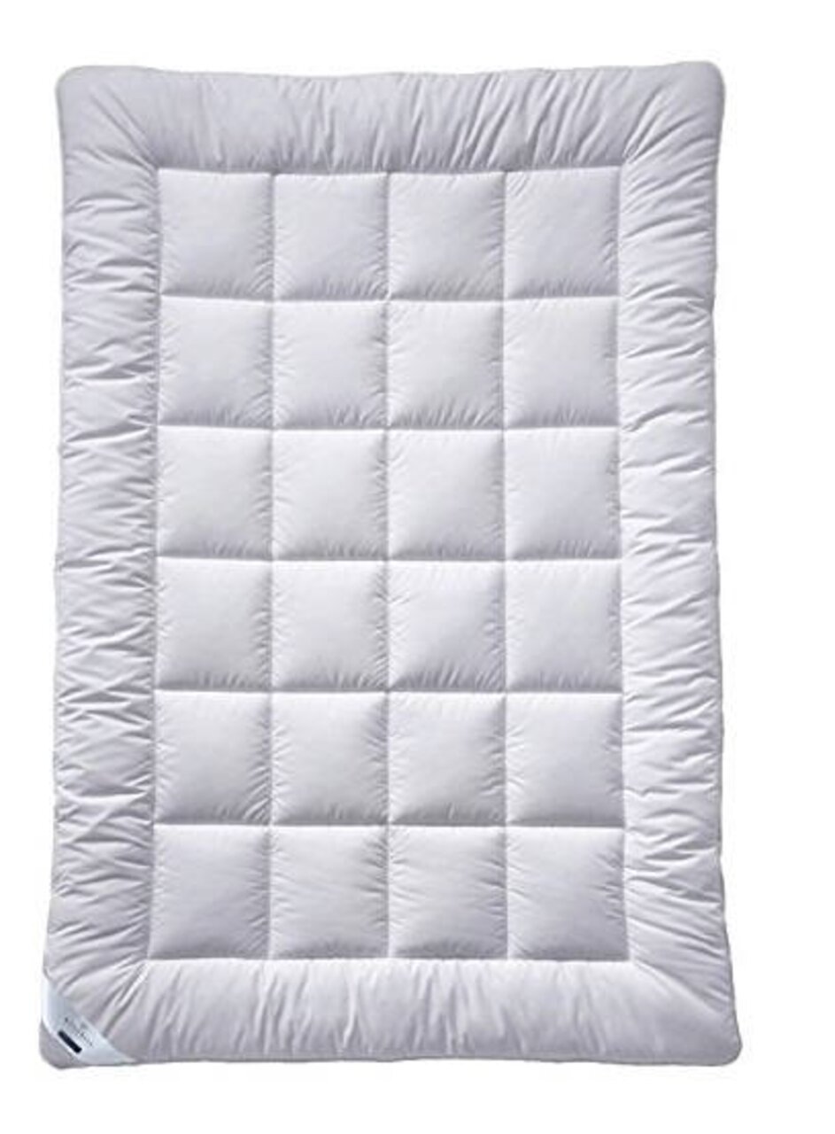 Weiße Steppdecke in Draufsicht mit quadratischem Muster, Produktname: Star Faserdecke Uno