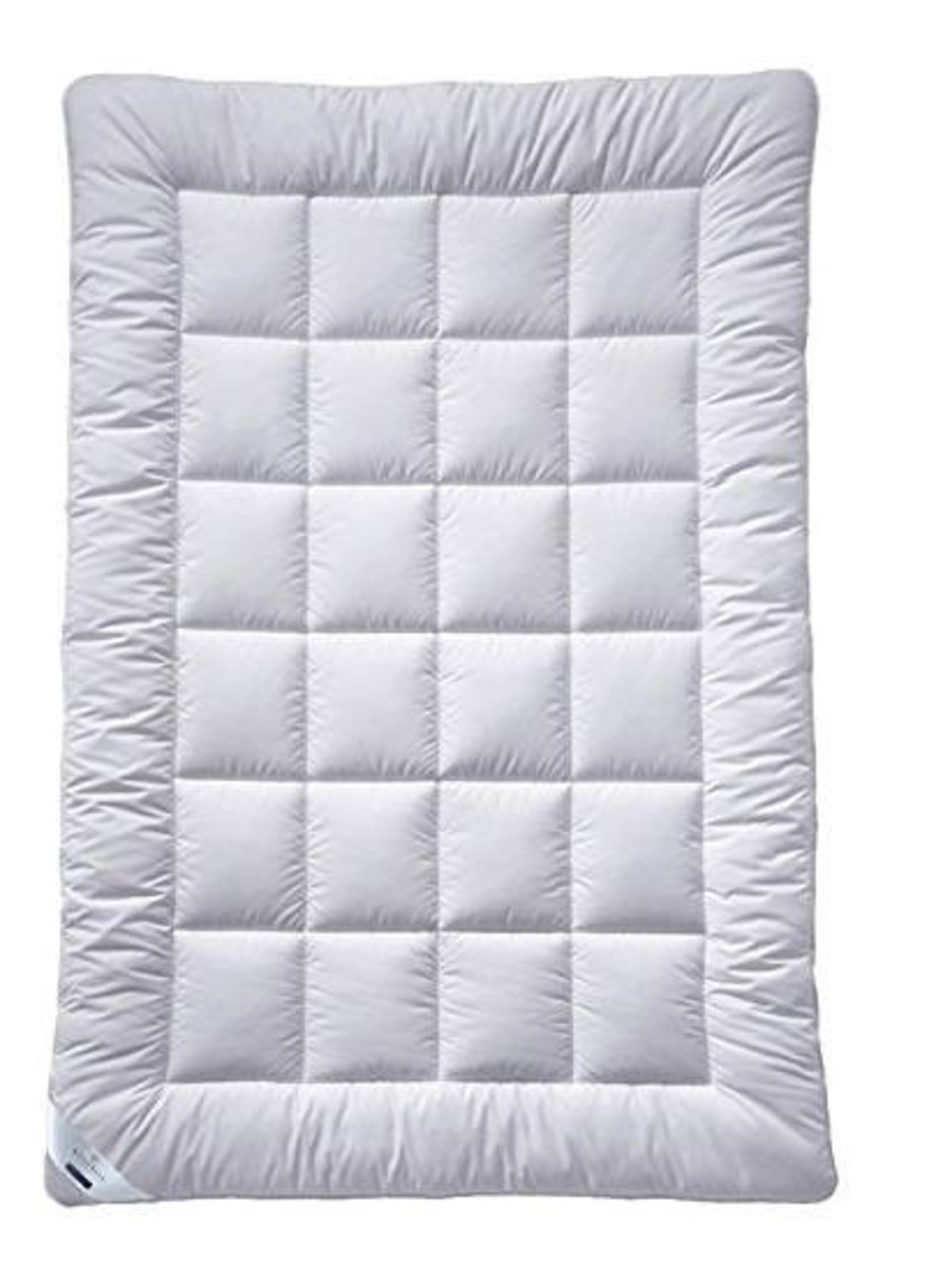 Weiße Steppdecke in Draufsicht mit quadratischem Muster, Produktname: Star Faserdecke Uno