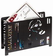 Moderner schwarzer Zeitungsständer mit ausgeschnittenem Design einer stilisierten Frau mit Sonnenbrille, gefüllt mit Zeitschriften, seitliche Perspektive.