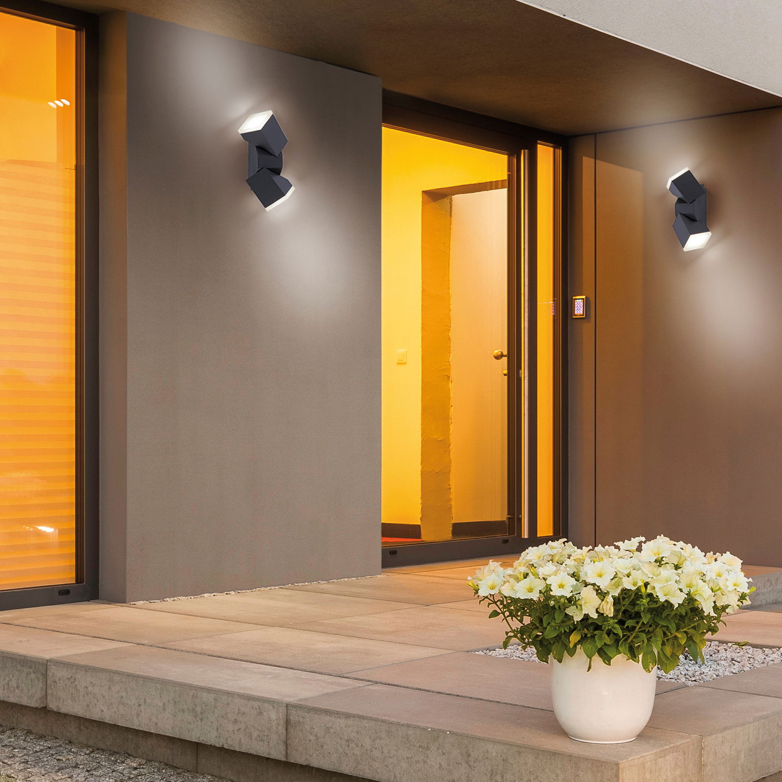 Moderne anthrazitfarbene Wand- und Deckenleuchte an der Außenfassade eines Hauses, seitliche Perspektive