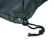 Nahaufnahme einer schwarzen Sitzgruppenhülle mit Kordelzug und Verschluss.