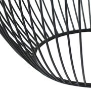 Nahaufnahme eines schwarzen, gitterförmigen Beistelltischs aus Metall, seitliche Perspektive