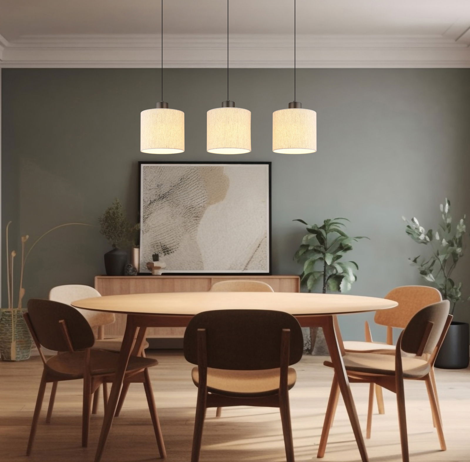 Drei moderne Hängeleuchten in einem stilvoll eingerichteten Esszimmer, aus der Perspektive über dem Esstisch betrachtet.