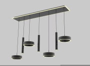 Moderne zwarte LED-hanglamp met rechthoekige plafondplaat en meerdere ronde en cilindervormige lichtelementen, schuin van onderen gezien