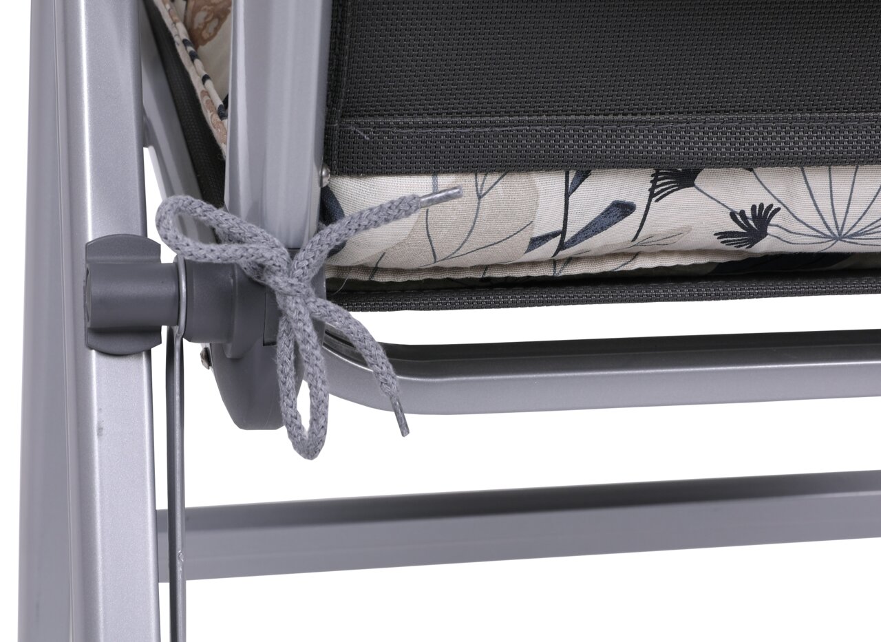 Nahaufnahme einer Hochlehnerauflage mit floralem Muster, befestigt an einem Metallrahmen. Perspektive von der Seite.