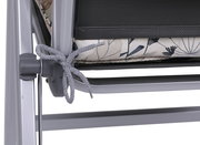 Nahaufnahme einer Hochlehnerauflage mit floralem Muster, befestigt an einem Metallrahmen. Perspektive von der Seite.