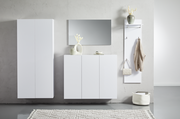 Moderne weiße Hängemöbel in einem minimalistischen Raum, frontal betrachtet. Links ein hoher Schrank, in der Mitte ein Sideboard mit Dekoration und rechts eine Garderobe mit Haken.