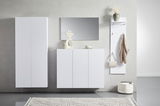 Moderne weiße Hängemöbel in einem minimalistischen Raum, frontal betrachtet. Links ein hoher Schrank, in der Mitte ein Sideboard mit Dekoration und rechts eine Garderobe mit Haken.