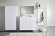 Moderne weiße Hängemöbel in einem minimalistischen Raum, frontal betrachtet. Links ein hoher Schrank, in der Mitte ein Sideboard mit Dekoration und rechts eine Garderobe mit Haken.